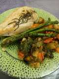 Guisado de vegetales y espárragos grillados