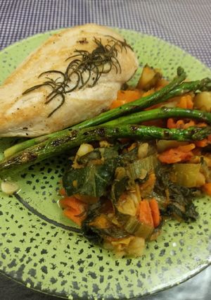 Una foto de Guisado de vegetales y espárragos grillados