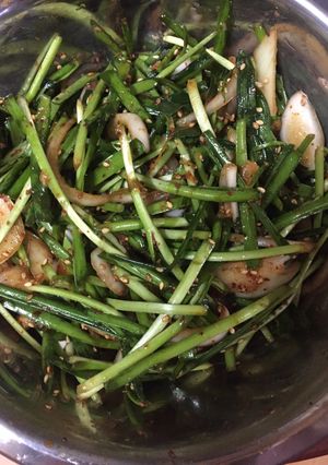 Hình của món Gỏi lá hẹ (부추 생채).