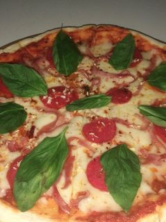 Una foto de Pizza estilo Napolitana