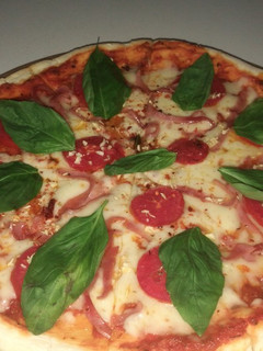 Una foto de Pizza estilo Napolitana
