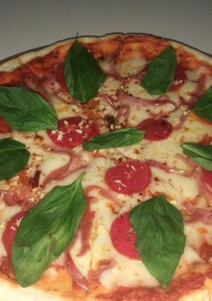 Una foto de Pizza estilo Napolitana