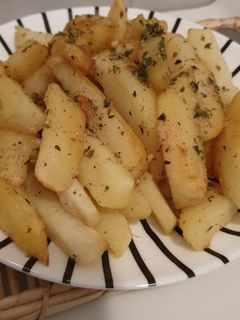 Una foto de Patatas al ajillo crujientes