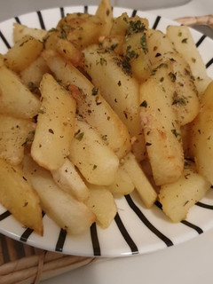 Una foto de Patatas al ajillo crujientes