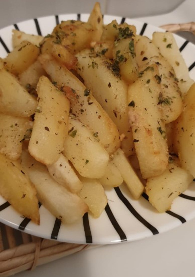 Una foto de Patatas al ajillo crujientes