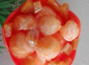 Una foto de Bolas de melón y papaya con lechera
