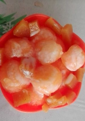 Una foto de Bolas de melón y papaya con lechera