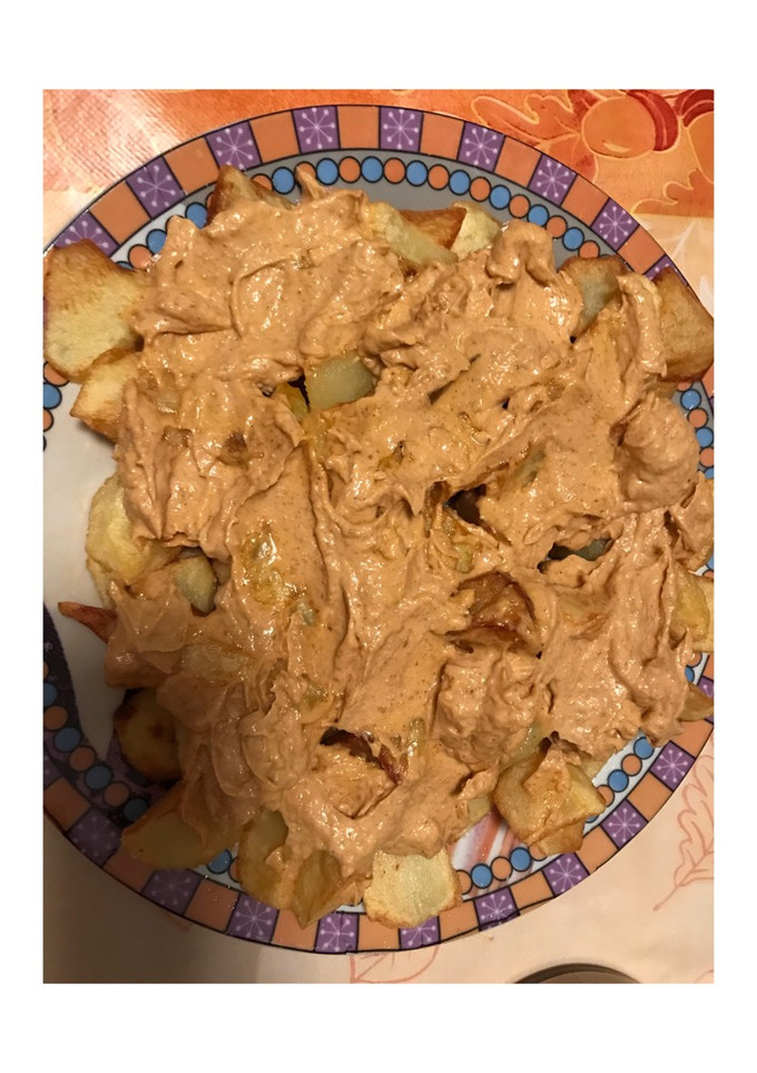 Una foto de Patatas bravas de mi tía con el toque de mi chico