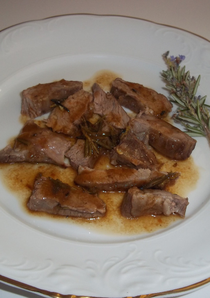 Una foto de Ternera a la salsa barbacoa con aroma a romero