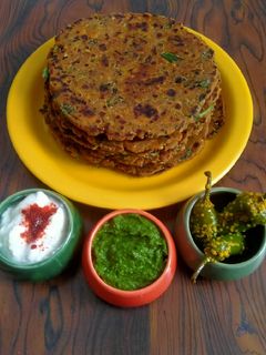 મેથીના થેપલા (Methi thepla Recipe in Gujarati રેસીપી મુખ્ય ફોટો