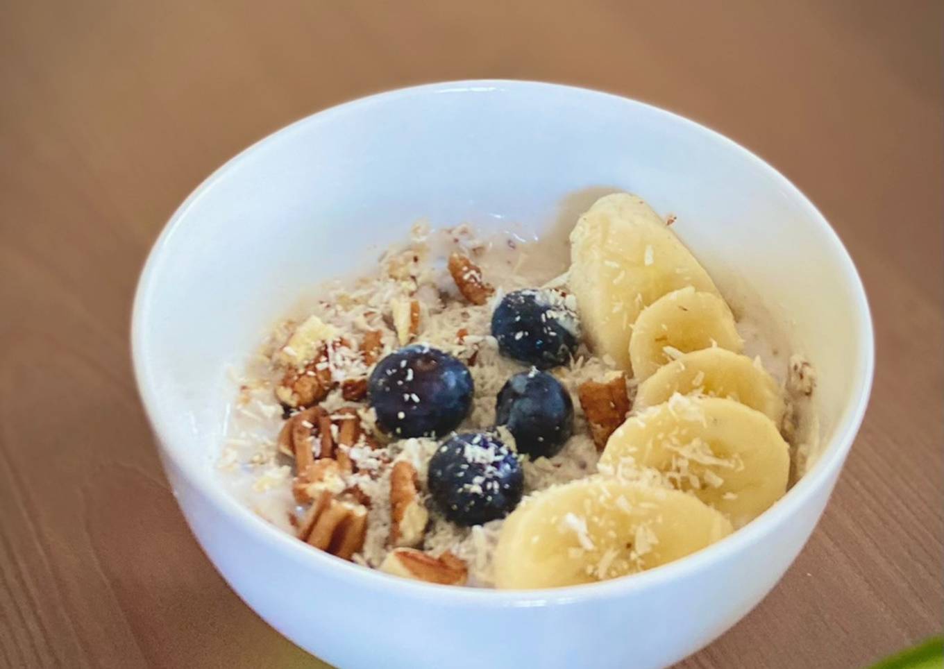 Breakfast bowl - oat and blueberry yogurt