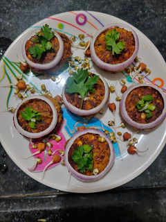 ફણગાવેલા મગ - ચણાના ફલાફલ(Sprouts falafel recipe in Gujarati) રેસીપી મુખ્ય ફોટો