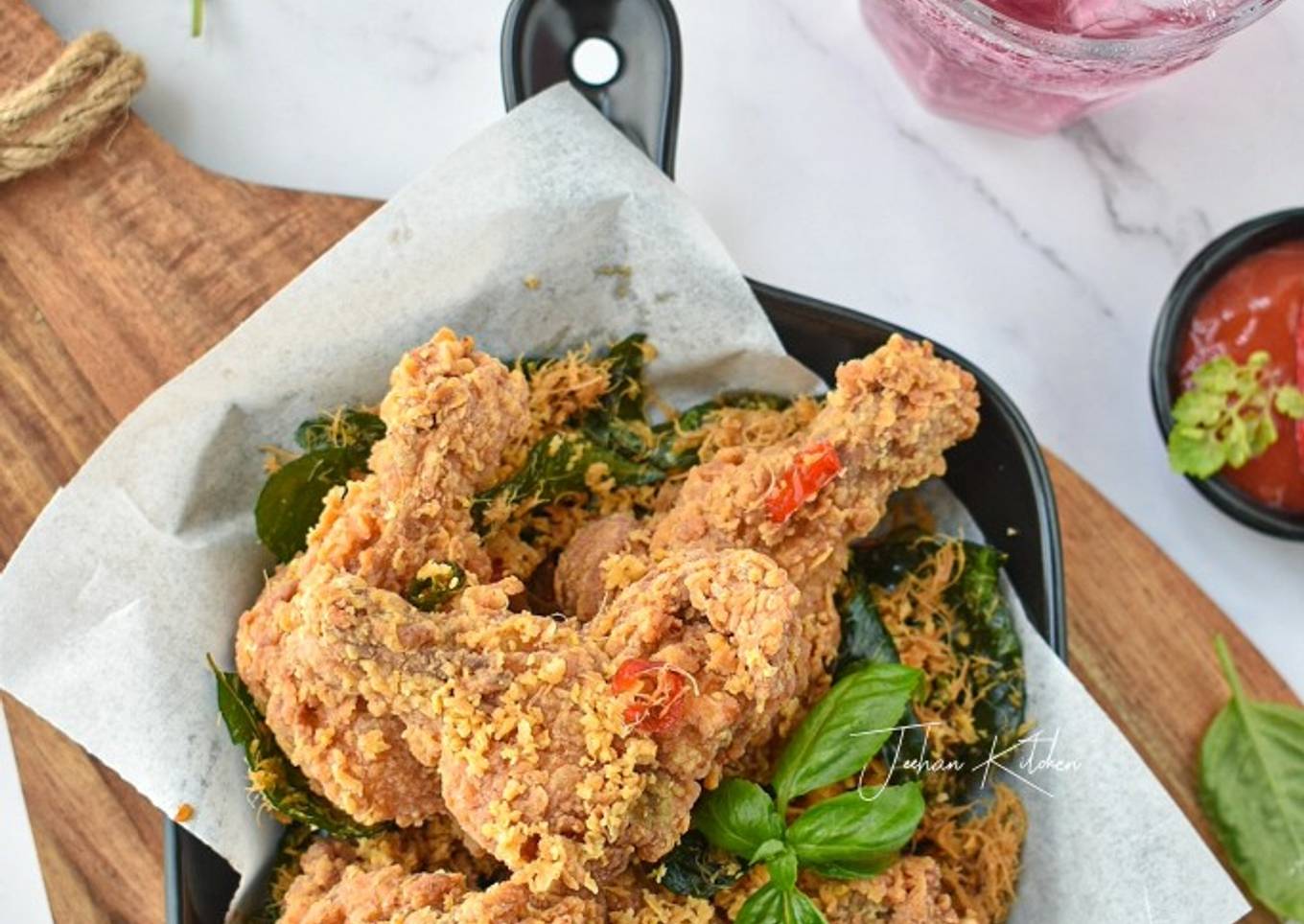 Ayam campur dengan telur goreng
