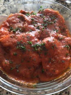 Una foto de Chuletas ahumadas de cerdo en salsa roja