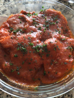 Una foto de Chuletas ahumadas de cerdo en salsa roja