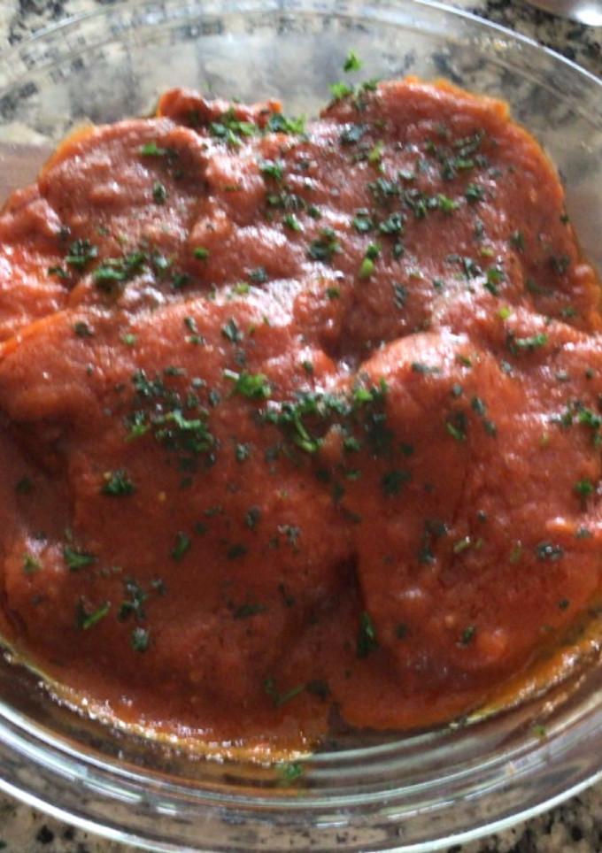 Una foto de Chuletas ahumadas de cerdo en salsa roja