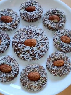 ஊட்டச்சத்து மிகுந்த ஸ்நாக்ஸ் (Healthy protein peda recipe) செய்முறை முக்கிய புகைப்படம்