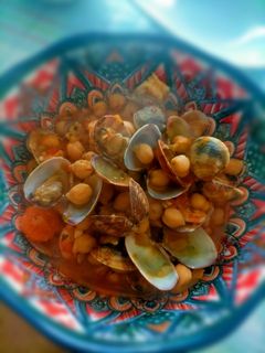Una foto de Potaje de almejas, gambas y garbanzos