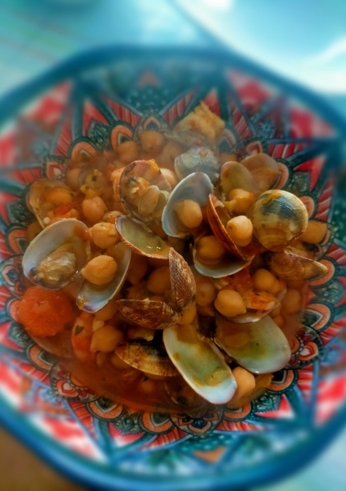 Una foto de Potaje de almejas, gambas y garbanzos