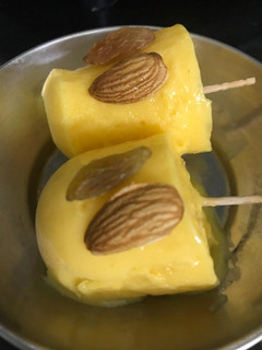 आमरस कुल्फी (Aamras Kulfi recipe in Hindi) रेसिपी मुख्य फोटो