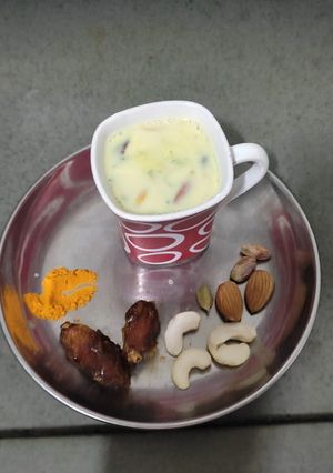 ખજૂર ડ્રાયફ્રૂટ દુધ (Khajoor Dryfruits Doodh Recipe In Gujarati) રેસીપી મુખ્ય ફોટો