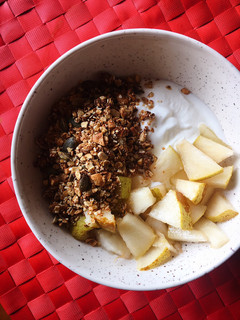 Una foto de Yogur de cabra con pera y granola