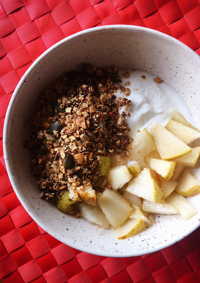 Una foto de Yogur de cabra con pera y granola