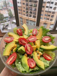Hình của món Salad bơ rau củ sốt giấm táo.