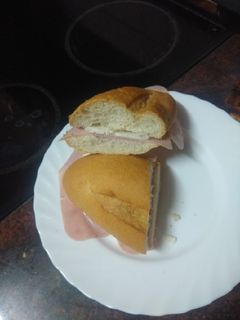 Una foto de Bocadillo de jamón cocido y queso majorero
