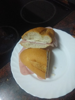 Una foto de Bocadillo de jamón cocido y queso majorero
