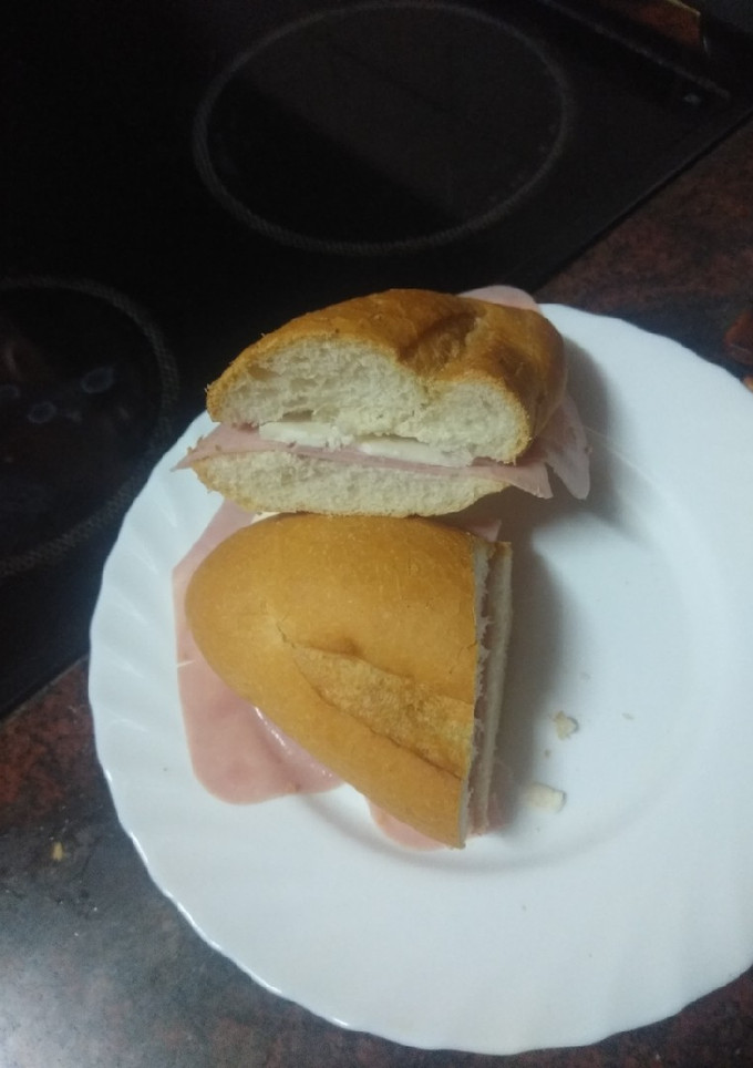 Una foto de Bocadillo de jamón cocido y queso majorero