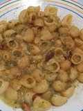 Coditos con salsa de caldito "nor" con frutos secos y zucchini