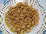 Coditos con salsa de caldito "nor" con frutos secos y zucchini