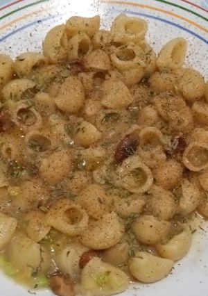 Una foto de Coditos con salsa de caldito "nor" con frutos secos y zucchini