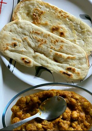 A picture of Pindi chana with naan.