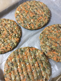 Una foto de Hamburguesas de porotos mung y zanahoria