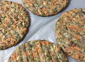 Una foto de Hamburguesas de porotos mung y zanahoria