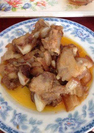 Hình của món Sườn kho ngọt.