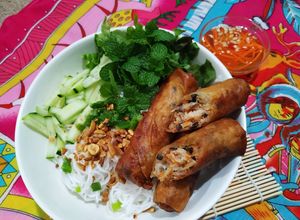 Hình của món Bún chả giò tôm.