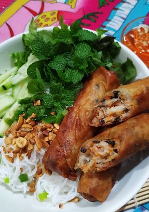 Hình của món Bún chả giò tôm.
