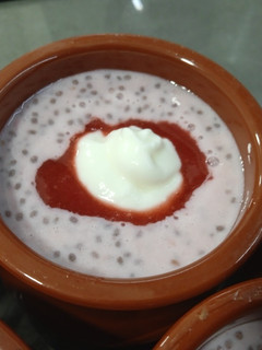 Una foto de Vasitos de yogur y fresas