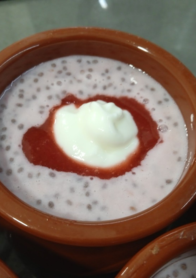 Una foto de Vasitos de yogur y fresas