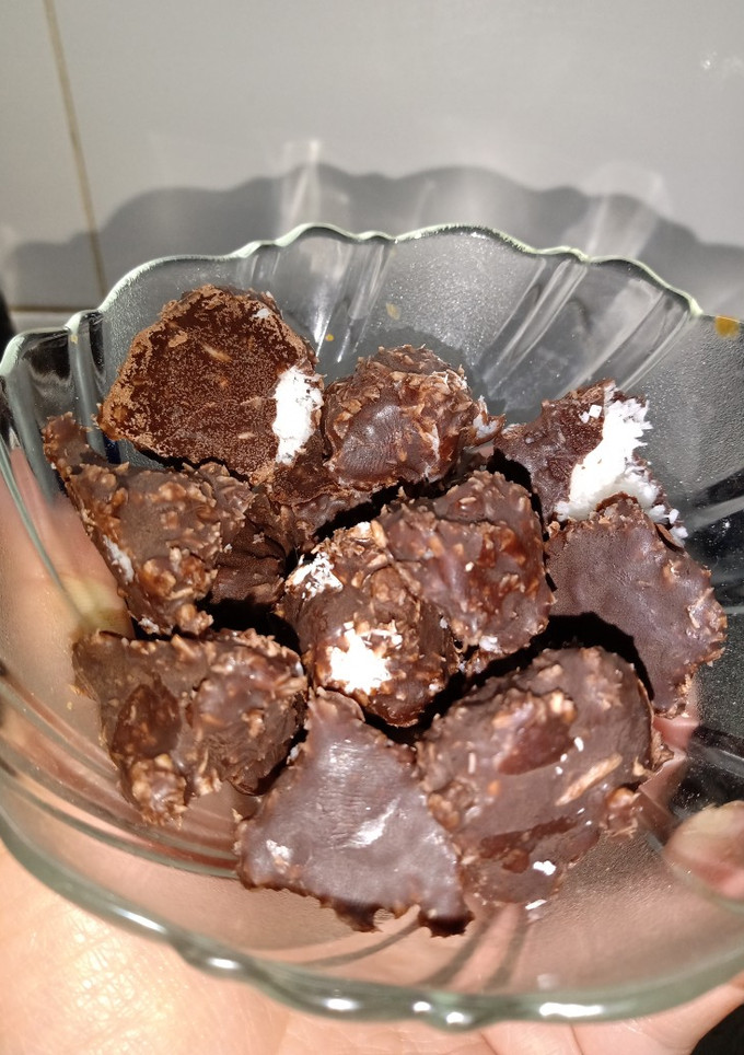 Una foto de Bombones de coco y chocolate (receta súper fácil y liviana)