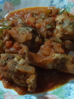 Una foto de Conejo con tomate y verduras. Airfryer y cazuela