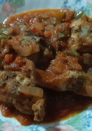 Una foto de Conejo con tomate y verduras. Airfryer y cazuela