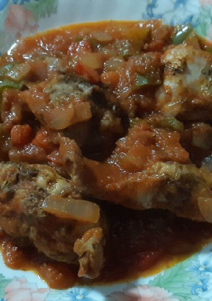 Una foto de Conejo con tomate y verduras. Airfryer y cazuela