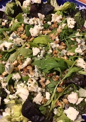 Une photo de Salade de roquette et sucrine aux noix et roquefort à l huile de truffe