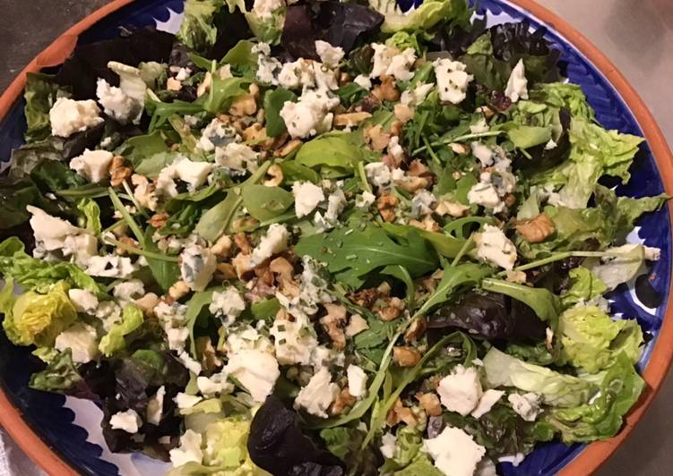 Voici la recette Salade de roquette et sucrine aux noix et roquefort à l huile de truffe Délicieux garanti