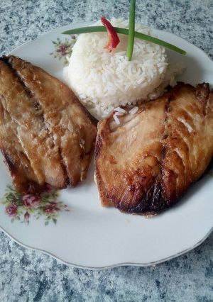 Una foto de Pescado frito con arroz fácil para preparar y económico