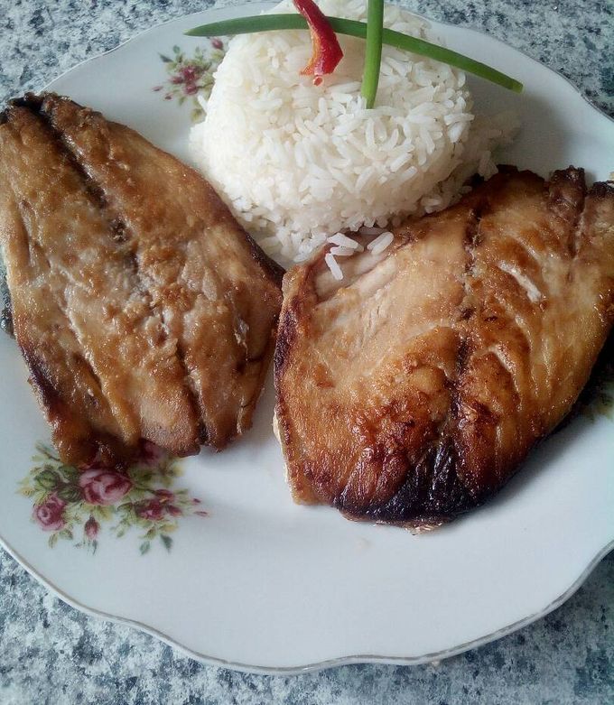 Una foto de Pescado frito con arroz fácil para preparar y económico
